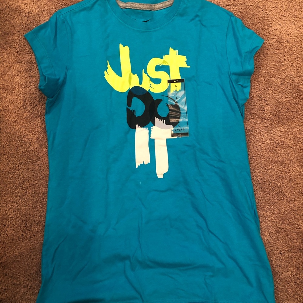 Nike tee shirt NWT